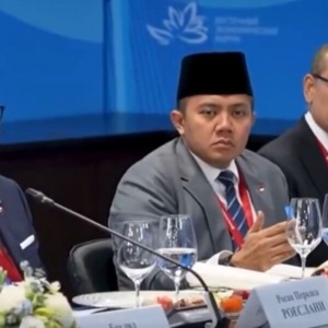 Aksi Teddy Main Pulpen saat Putin Pidato Viral, Gaya Jarinya Disamakan Britney Spears