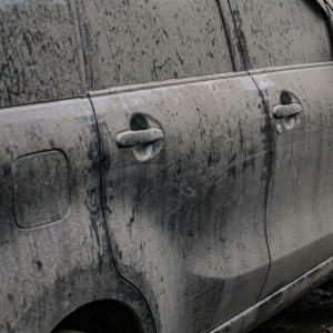 Abu Vulkanik Anak Krakatau Bisa Rusak Mobil Permanen, Jangan Langsung Dilap