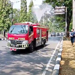 Bogor Diselimuti Abu Vulkanik, 11 Sektor Damkar Lakukan Penyemprotan Light Water Spray Masif