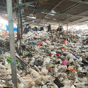 Ada 100 Ton Sampah Menumpuk di TPST Sempadan Sungai Cisadane