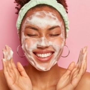 4 Cleanser Vegan Andalan untuk Kulit Sensitif Tanpa Ketarik dan Iritasi