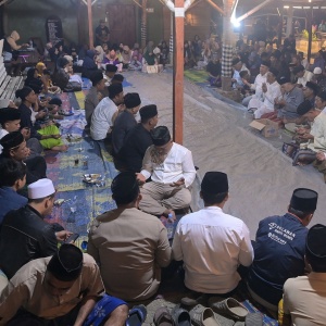Warga Carita Gelar Doa untuk 5 Jurnalis dan 3 Awak Kapal