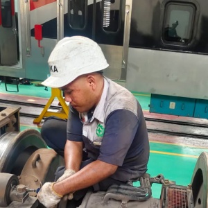 KAI dan INKA Rawat 7 Trainset KRL iE305