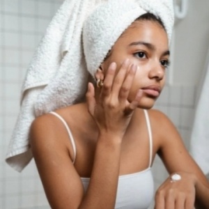 Anti Sumpek dan Lengket, Ini 4 Andalan Moisturizer Lotion untuk Kunci Hidrasi Wajah