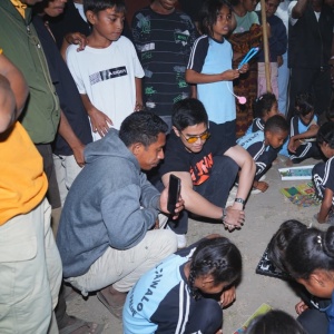 Momen Kaesang Pangarep Ajak Anak Penyintas Gempa Palue Main Catur dan Ular Tangga