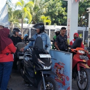 Mode Survival Rakyat: Ayah Antre BBM, Ibu Cari Sembako, Anak Keracunan MBG