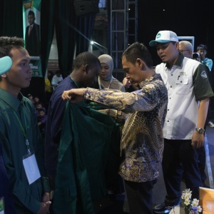 1.402 Mahasiswa Baru UIKA Bogor Resmi Dilantik, Wakil Bupati Beri Kejutan Dua Laptop