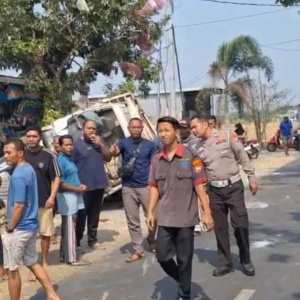Diduga Sopir Mengantuk, Truk Pekerja Aspal Terguling Hantam Rumah di Ngawi: 1 Tewas, 7 Terpental