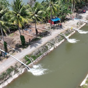 Gubernur Sulsel Serahkan Bantuan Pompa Ponton Atasi Kekeringan di Musim Tanam Sela