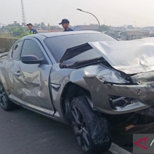 Kecelakaan VW Tiguan vs Sedan Mazda di Tol Wiyoto Wiyono, Pembatas Jalan Jebol
