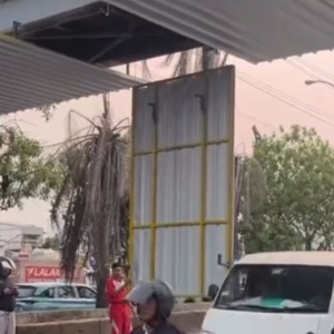Viral Plafon JPO Daan Mogot Menjuntai Imbas Tersangkut Kendaraan Besar