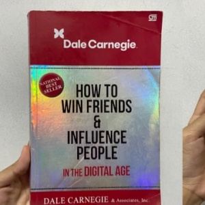 Ribuan Followers tapi Kesepian? Buku Klasik Tahun 1936 Ini Punya Jawaban Menohok Buat Gen Z!