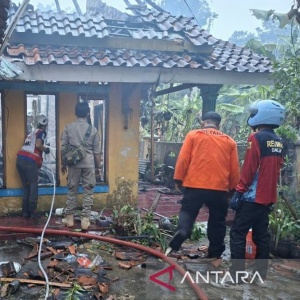Diduga Bakar Rumah Orang Tua, Perempuan 23 Tahun Diamankan Polisi