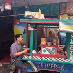Cerita Pedagang Ketoprak Jualan Sambil Speaking English, Ummi: Saya Ingin Refresh Otak