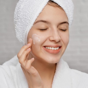 Urutan Skincare Pagi Lengkap sebelum Ditimpa Makeup dan Sunscreen
