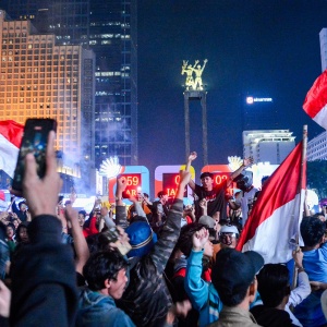 Flare dan Kembang Api Warnai Pesta Juara Indonesia di Bundaran HI