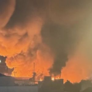Kebakaran di Kawasan Pemukiman Padat Penduduk Kramat Pulo, 30 Mobil Damkar Dikerahkan