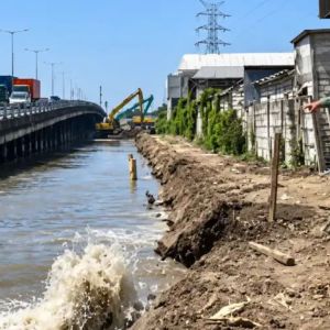 Terkuak! Semburan Lumpur di Jalan Dupak Surabaya Ternyata Pipa Raksasa Petrokimia Gresik Bocor