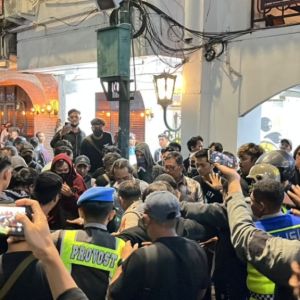 Sempat Lempar Mercon dan Batu, Massa Mahasiswa di DPRD DIY Akhirnya Dibubarkan