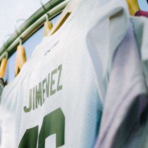 Kenapa Jersey Olahraga Gampang Bau Apek? Ternyata Ini Penyebab dan Trik Mencucinya