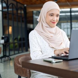 Sisi Gelap Wanita Karier: Jebakan Beban Ganda di Balik Kemandirian Finansial