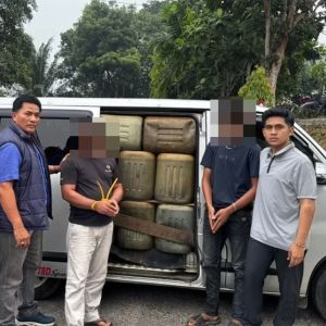 Polisi Tangkap 2 Pria, Amankan Minibus Angkut Ribuan Liter Pertalite di Kuansing