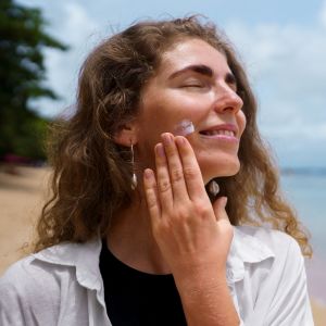 9 Rekomendasi Sunscreen Lokal yang Tidak Bikin Sumuk saat Cuaca Panas Lembap