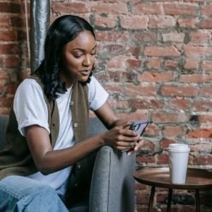 Antara Which Is dan Secara: Cara Gen Z Tetap Gaul Tanpa Merusak Bahasa Ibu