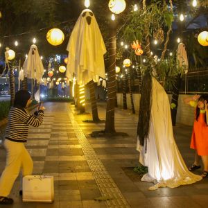 Hantu hingga Manusia Serigala Hiasi Pedestrian Sudirman Jelang Halloween