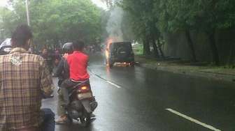 Mobil Terbakar, Lalin Taman Mini Macet