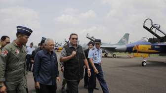 Presiden Susilo Bambang Yudhoyono meninjau 16 pesawat tempur ringan T-50i Golden Eagle yang akan memperkuat Skuadron 15, Pangkalan Udara Iswahyudi, Madiun, di Pangkalan TNI-AU Halim Perdana Kusuma, Jakarta, Kamis (13/2). [Rumgapres/Abror]