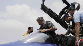 Presiden Susilo Bambang Yudhoyono meninjau 16 pesawat tempur ringan T-50i Golden Eagle yang akan memperkuat Skuadron 15, Pangkalan Udara Iswahyudi, Madiun, di Pangkalan TNI-AU Halim Perdana Kusuma, Jakarta, Kamis (13/2). [Rumgapres/Abror]