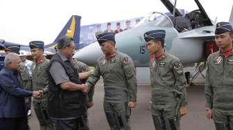 Presiden Susilo Bambang Yudhoyono meninjau 16 pesawat tempur ringan T-50i Golden Eagle yang akan memperkuat Skuadron 15, Pangkalan Udara Iswahyudi, Madiun, di Pangkalan TNI-AU Halim Perdana Kusuma, Jakarta, Kamis (13/2). [Rumgapres/Abror]