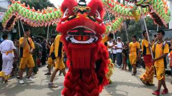 9 Tradisi Imlek di Indonesia, Tak Cuma Bagi-bagi Angpao