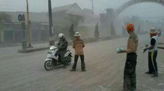 Hujan Abu Gunung Kelud Masih Turun di Sejumlah Kota 