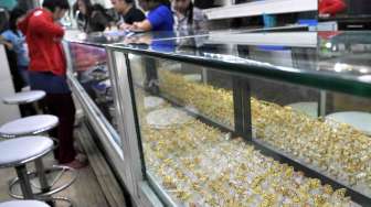 Sentra penjualan emas, Permata Cikini di Jalan Pegangsaan Barat,  Jakarta, Sabtu (15/2). [MATAMATA/ Adrian Mahakam]