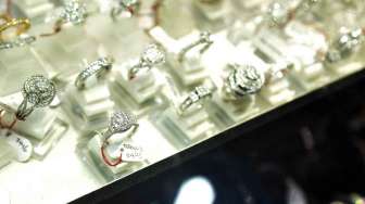 Sentra penjualan emas, Permata Cikini di Jalan Pegangsaan Barat,  Jakarta, Sabtu (15/2). [MATAMATA/ Adrian Mahakam]