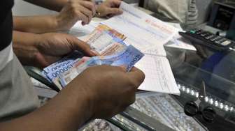 Sentra penjualan emas, Permata Cikini di Jalan Pegangsaan Barat,  Jakarta, Sabtu (15/2). [MATAMATA/ Adrian Mahakam]