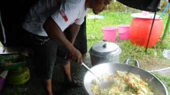 Kisah Dua Relawan Dapur Umum Pengungsi Gunung Kelud