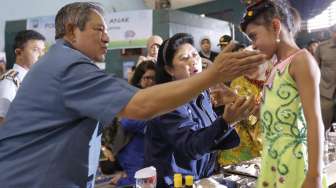 Presiden Makan Nasi Bungkus Bersama 1.128 Pengungsi