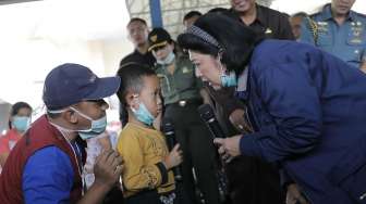 Presiden Susilo Bambang Yudhoyono beserta Ibu Ani Yudhoyono ikut makan nasi bungkus bersama dengan 1.128 jiwa pengungsi di GOR Ganesha Kec Batu, Kota Batu, Jawa Timur, Selasa (18/2). [Rumgapres/Abror]