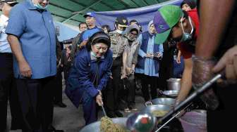 Presiden Susilo Bambang Yudhoyono beserta Ibu Ani Yudhoyono ikut makan nasi bungkus bersama dengan 1.128 jiwa pengungsi di GOR Ganesha Kec Batu, Kota Batu, Jawa Timur, Selasa (18/2). [Rumgapres/Abror]