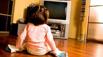 Makan Sambil Nonton TV, Ini Dampaknya bagi Anak