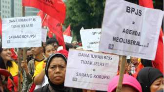 Serikat Rakyat Miskin Indonesia berunjuk rasa di depan kantor Kementrian Kesehatan di Jakarta, Rabu (19/20). [MATAMATA/Bowo Raharjo]