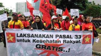 Serikat Rakyat Miskin Indonesia berunjuk rasa di depan kantor Kementrian Kesehatan di Jakarta, Rabu (19/20). [MATAMATA/Bowo Raharjo]