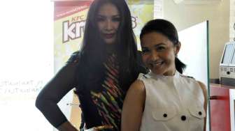 Titi DJ dan Ruth Sahanaya disela  acara peluncuran album kompilasi Adu Bintang 2 di Jakarta, Rabu (19/2). [MATAMATA/Adrian Mahakam]