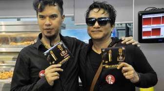 Indra Lesmana dan Ahmad Dhani disela  acara peluncuran album kompilasi Adu Bintang 2 di Jakarta, Rabu (19/2). [MATAMATA/Adrian Mahakam]