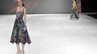 Fashion parade 'Ethnic Eloquent' di acara Indonesia Fashion week 2014, di Jakarta, Kamis (20/2). Tema yang diusung kali ini lebih menonjolkan kain khas seperti batik dan ulos. [MATAMATA/ Adrian Mahakam]