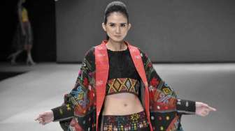 Fashion parade 'Ethnic Eloquent' di acara Indonesia Fashion week 2014, di Jakarta, Kamis (20/2). Tema yang diusung kali ini lebih menonjolkan kain khas seperti batik dan ulos. [MATAMATA/ Adrian Mahakam]
