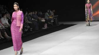 Fashion parade 'Ethnic Eloquent' di acara Indonesia Fashion week 2014, di Jakarta, Kamis (20/2). Tema yang diusung kali ini lebih menonjolkan kain khas seperti batik dan ulos. [MATAMATA/ Adrian Mahakam]